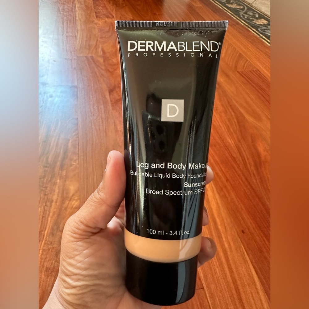 Dermablend Leg and Body Makeup, with SPF 25. Color: light sand 25w